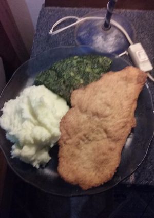 Una foto de Milanesas de pechuga de pollo con puré de papas y tortilla de espinaca ricas fácil