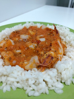 Una foto de Calamares con salsa de tomate y arroz
