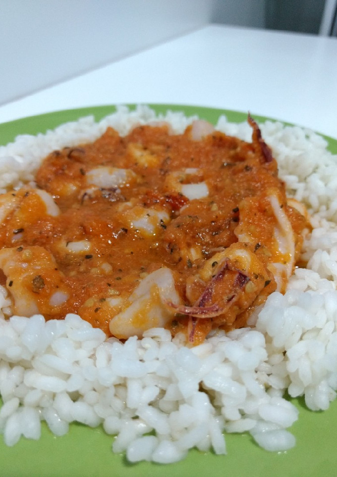 Una foto de Calamares con salsa de tomate y arroz
