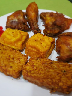Foto resep Ayam ungkep bumbu kuning beserta tahu tempe