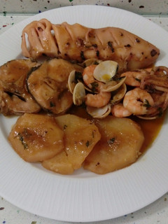 Una foto de Pescado en salsa con patatas y marisco