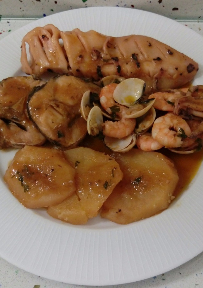 Una foto de Pescado en salsa con patatas y marisco