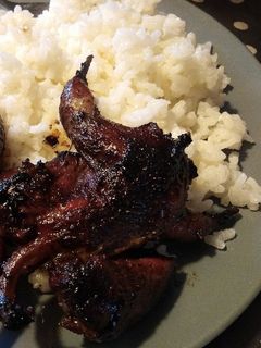 Una foto de Codornices con soja y miel y guarnición de arroz blanco