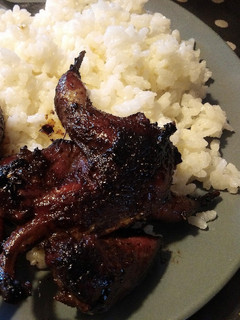 Una foto de Codornices con soja y miel y guarnición de arroz blanco