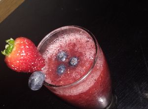Una foto de Licuado de fruta con vodka🍓