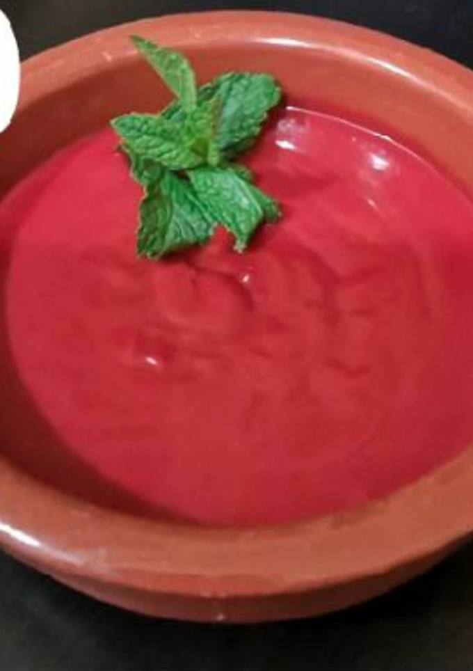 Una foto de Salmorejo de remolacha