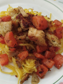 Una foto de Fideos con pollo y zanahoria