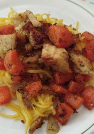 Una foto de Fideos con pollo y zanahoria