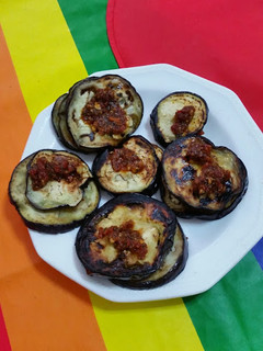 Una foto de Berenjenas a la plancha con pesto