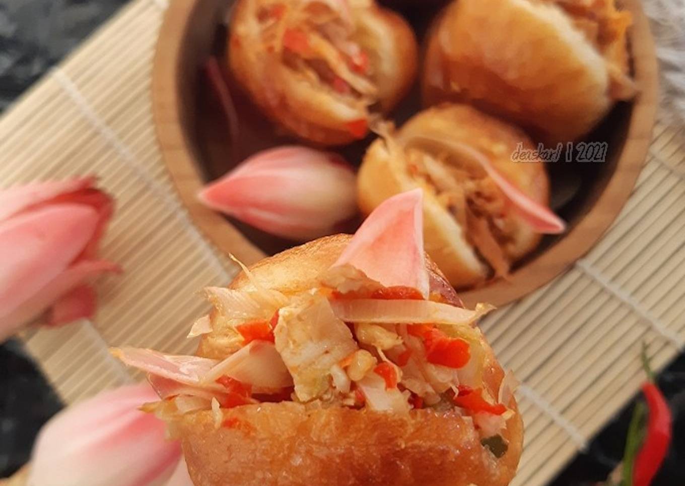 Mantou Goreng Isi Ayam Suwir Kecombrang