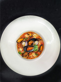 Una foto de Almejas y mejillones en salsa de tomate con chorizo