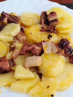 Una foto de Patatas con lata de pota