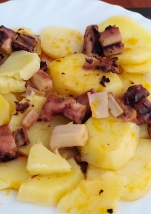 Una foto de Patatas con lata de pota