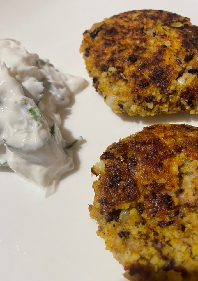 Una foto de Hamburguesas de mijo y alubias rojas + salsa de yogurt