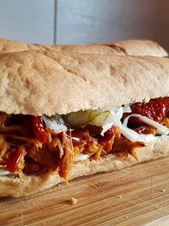 Pulled pork bbq-aszalt pari- tojással Szafis baguetteben recept fotója