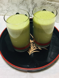 Una foto de Smoothie de Matcha con Quinua y Leche de Coco, Yogur y Mix de Frutos Secos !