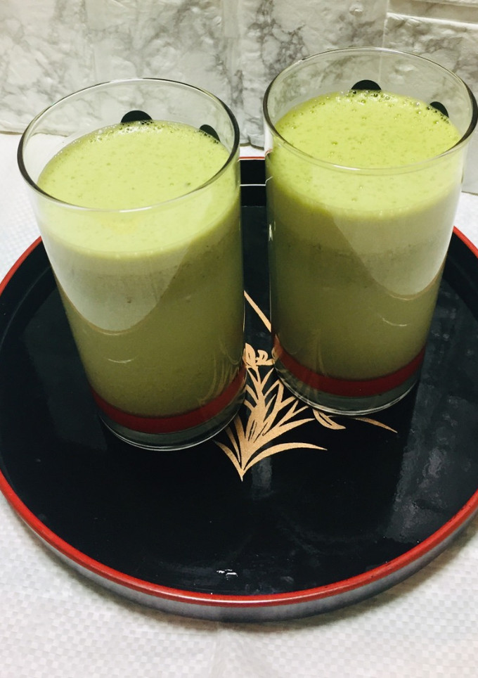 Una foto de Smoothie de Matcha con Quinua y Leche de Coco, Yogur y Mix de Frutos Secos !