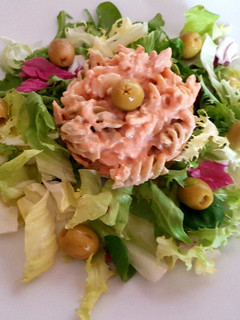 Una foto de Ensalada con pasta y atún en salsa rosa