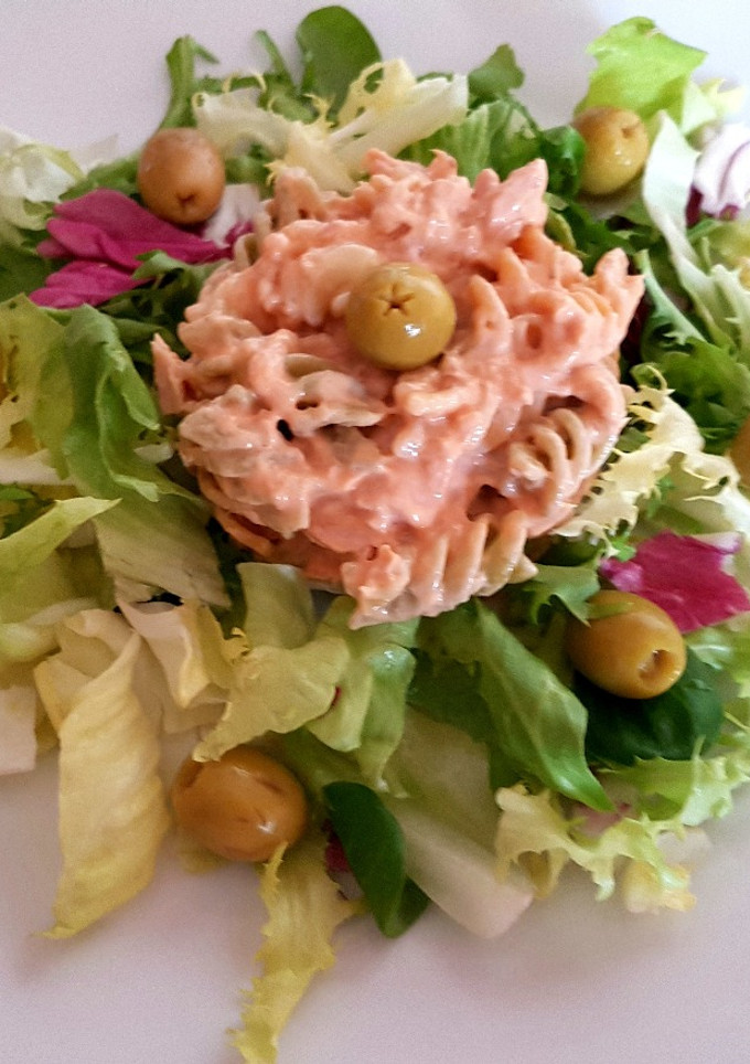 Una foto de Ensalada con pasta y atún en salsa rosa