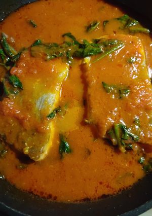 Una foto de Bacalao con tomate y espinacas