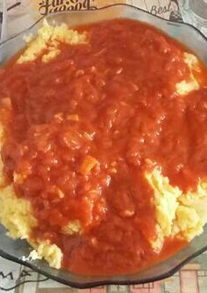 Una foto de Polenta con salsa