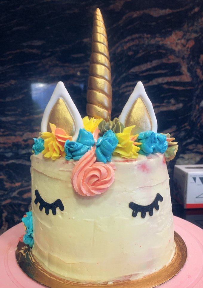 Una foto de Pastel arco iris unicornio