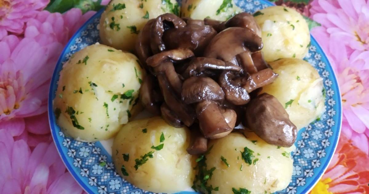Картофель грибы капуста. Картошка с грибами. Молодой картофель с грибами. Картошка с солеными грибами. Картошечка с груздями.