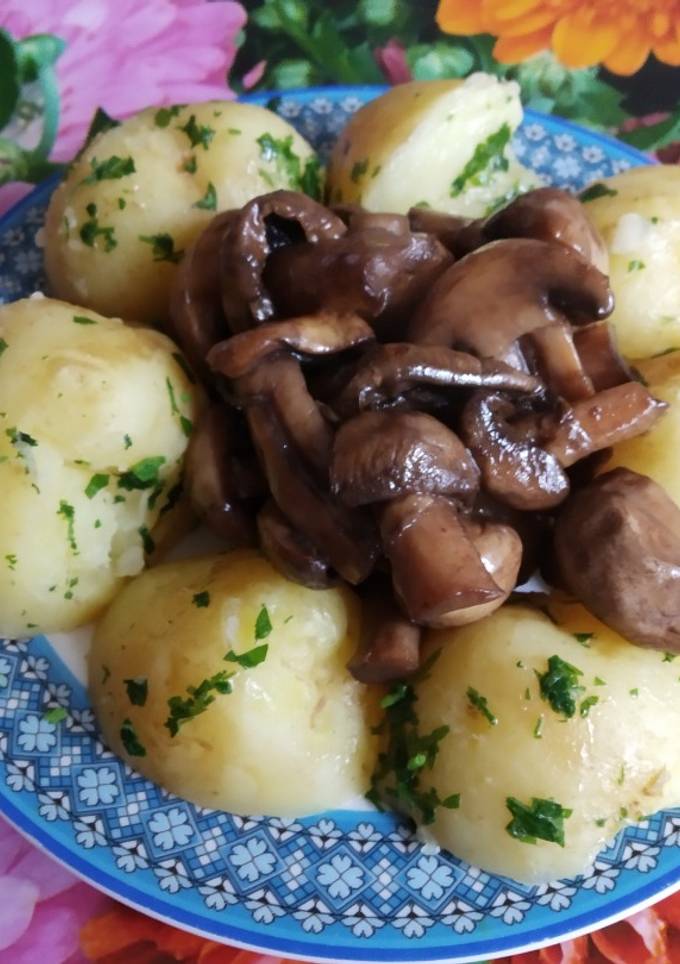 Молодая картошка с грибами