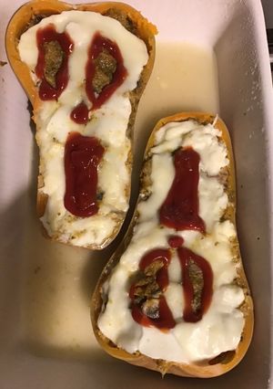Une photo de Courge butternut « scream » Halloween farci champignons pesto mozzarella et tomate
