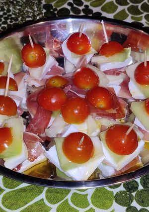 Foto principal de Milhojas de melón, queso fresco de cabra y Jamón serrano