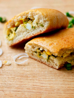 Una foto de Las pirozhki o las empanadas rellenas de huevo y cebollitas cambray