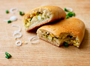 Una foto de Las pirozhki o las empanadas rellenas de huevo y cebollitas cambray