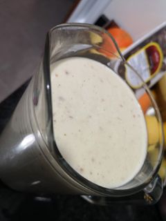 Una foto de Batido de plátano, aguacate y dátiles