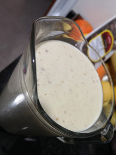 Una foto de Batido de plátano, aguacate y dátiles