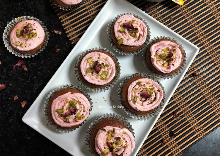 Eggless Gulkand Cupcakes