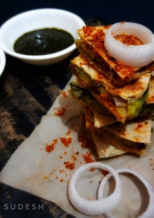 वडापाव केसाडिला (vadapav quesadilla recipe in marathi) रेसिपी चे मुख्य फोटो