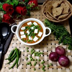 A picture of Matar paneer.