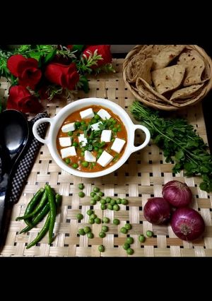 A picture of Matar paneer.