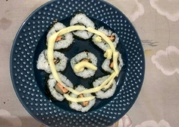 Salmon rol sushi simple