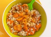 Una foto di insalata di orzo