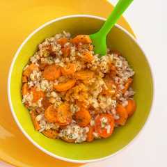 A picture of Insalata di cereali in mix con carote e curcuma.