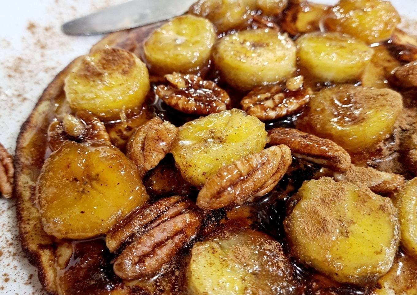 Panquecas de manzana con plátanos y nueces pecanas