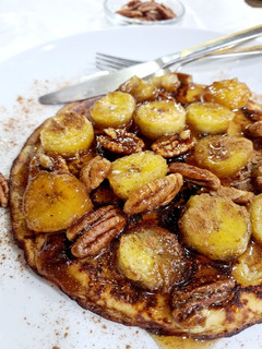 Una foto de Panquecas de manzana con plátanos y nueces pecanas