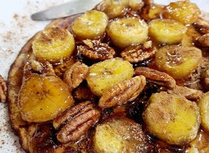 Foto principal de Panquecas de manzana con plátanos y nueces pecanas