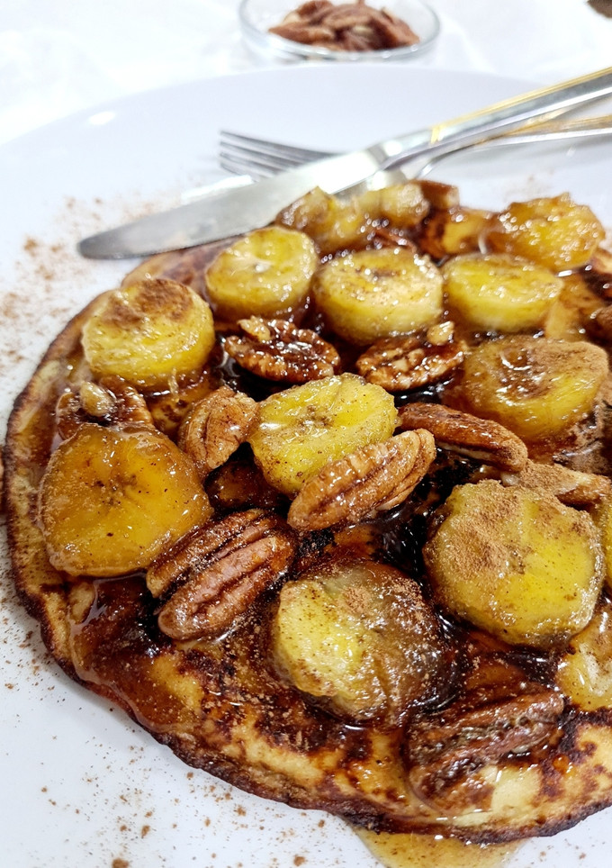 Una foto de Panquecas de manzana con plátanos y nueces pecanas