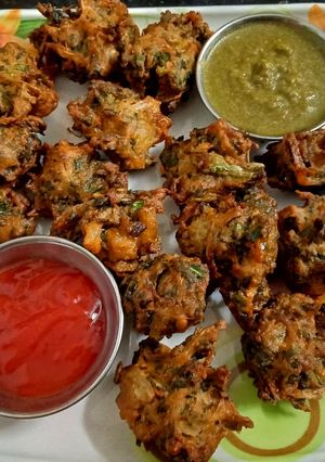हरी प्याज पालक के पकोड़े (Hari Pyaz palak ke pakode recipe in Hindi) रेसिपी मुख्य फोटो