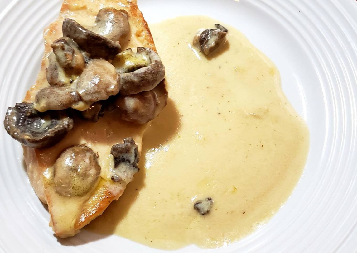 Pollo en salsa de hongos