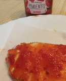 Tosta de queso de untar y mermelada de pimientos