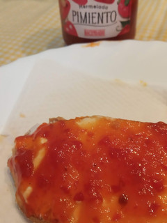 Una foto de Tosta de queso de untar y mermelada de pimientos