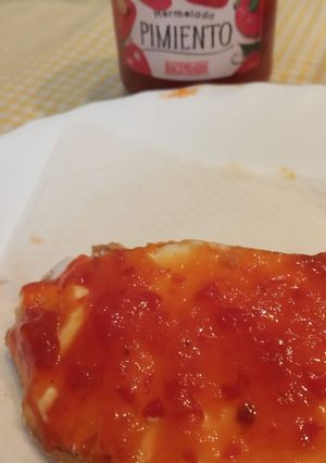 Una foto de Tosta de queso de untar y mermelada de pimientos